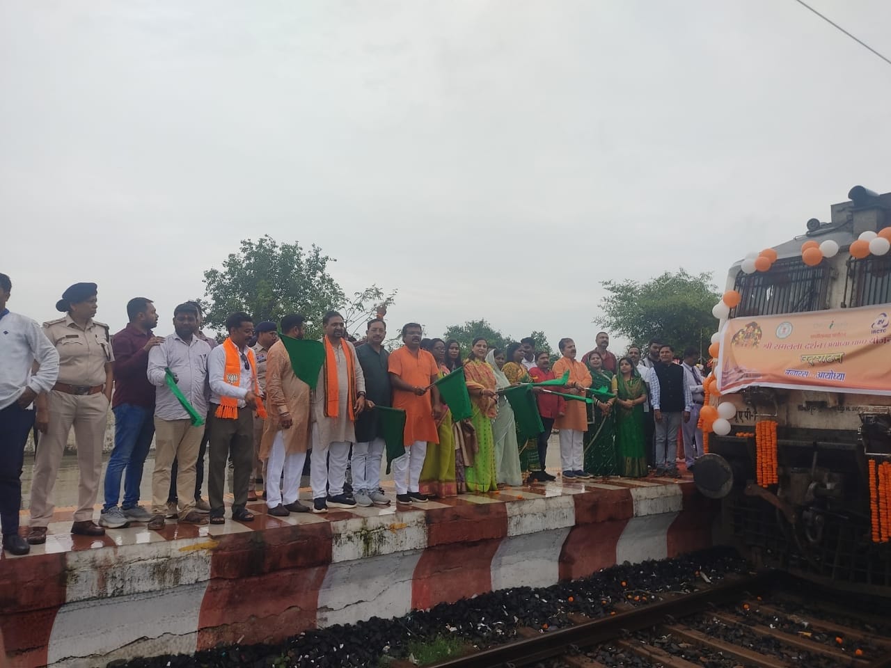 सरगुजा संभाग के 850 तीर्थयात्री अयोध्या धाम दर्शन के लिए विशेष ट्रेन से रवाना